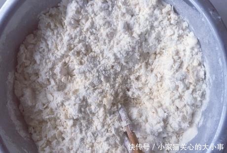 炸油条想要酥松脆别放酵母粉了,教你早餐店的配方,香酥还蓬松