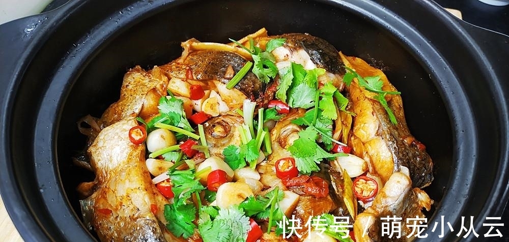 教你做非常简单的砂锅焖草鱼,不用煎也不用油炸,好吃特下饭