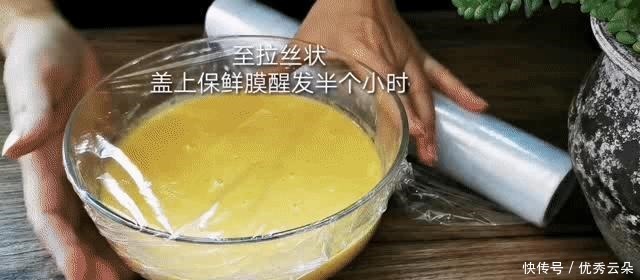 玉米面加鸡蛋搅一搅，早餐很快就做好，松软又营养