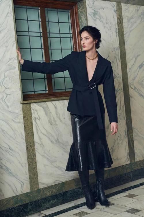 最近流行穿“过膝裙+西装”，洋气显高又保暖，时髦精们也爱了