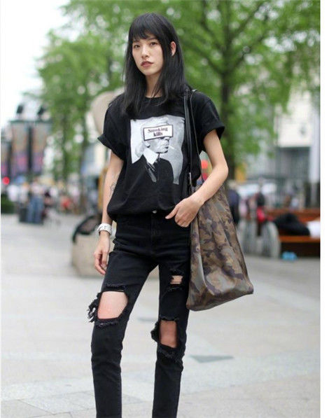 街拍：气质美女玫红色吊带连衣裙，唯美时尚，尽显女人味