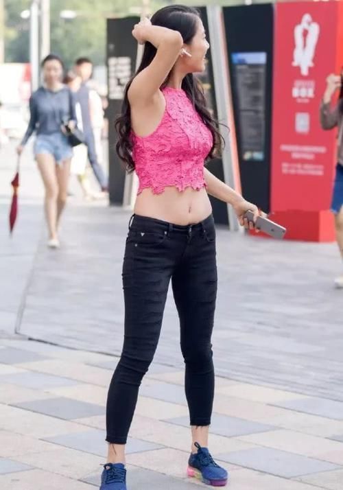 穿搭|路人街拍甜美性感的夏日穿搭,马甲线小姐姐身材好赞