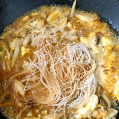 #暖冬酱在手，嗨吃部队锅#hin下饭的辣酱肉沫荷包蛋炒粉条