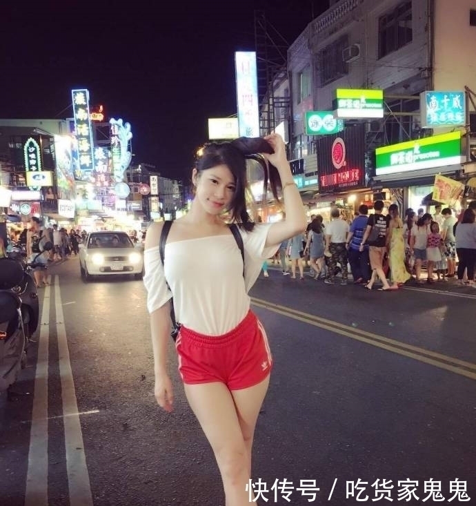 街拍:自信高冷妩媚的妹子,穿着不尴尬干净清爽潮流前卫!