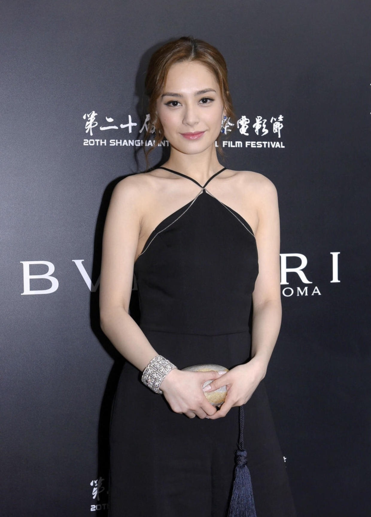 阿娇真会“赶时髦”,穿黑色挂脖连体裤秀身材,性感却不俗气