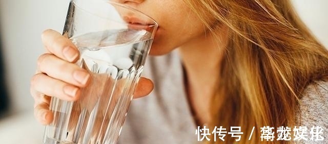 孕妈|孕期喝水有讲究,喝对了,不仅有利于胎儿发育,还可以让羊水清澈