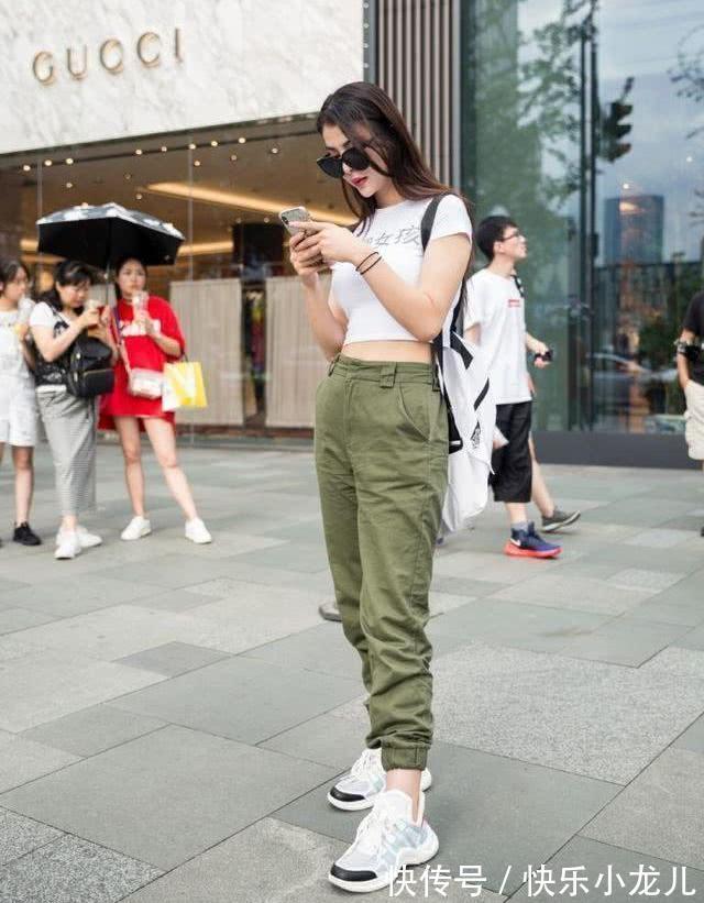 白色 亮灰色上衣搭配白色短裤,简约的自然大气,塑造出更加挺拔