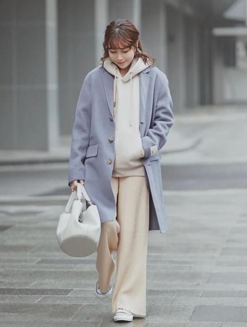 同色系的单品叠穿，不仅不容易出错，而且视觉上很有层次感！