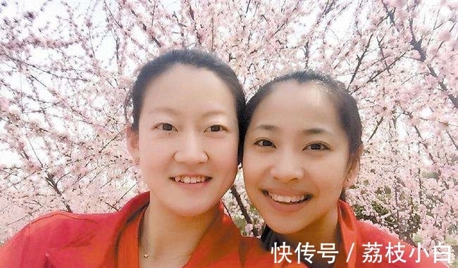 中国女排国家队|3年生下2个大胖小子！女排主攻一家4口拜年，李盈莹搭档幸福美满