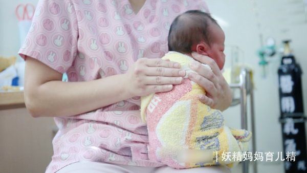 生理性|拍完嗝，宝宝还吐奶？图解2个正确拍嗝姿势，简单实用，看完就会