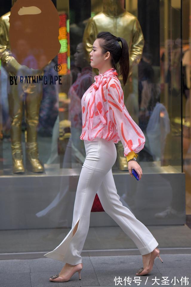 美女|美女街拍:清新淡雅的搭配很显气质,而简约独特的款式,穿着洋气又显时尚