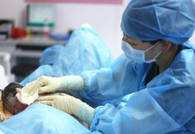 产妇|23岁宝妈,盲目跟风剖腹产,产后被催着下床时她后悔了,太疼了