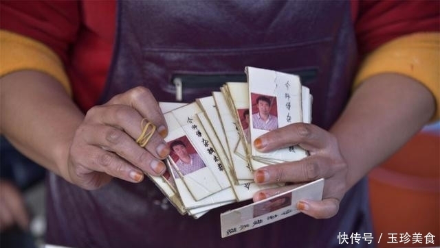 农村|农村夫妇庙会上卖这种饼,十块钱六个,一天做上千个不够卖