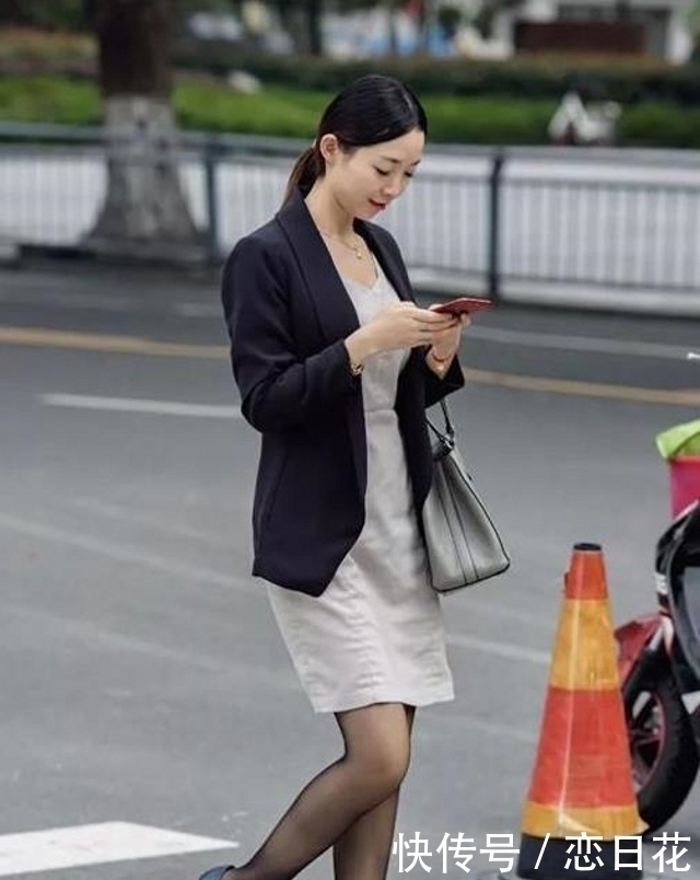 高跟鞋|路人街拍，美女黑色丝袜搭配经典的黑色高跟鞋，非常吸睛