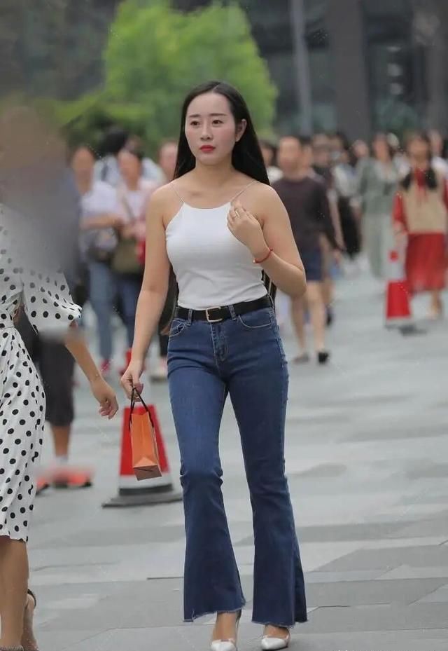 时髦|奔四的女人,一旦“偶遇”喇叭裤,时髦又减龄,又捡了一法宝