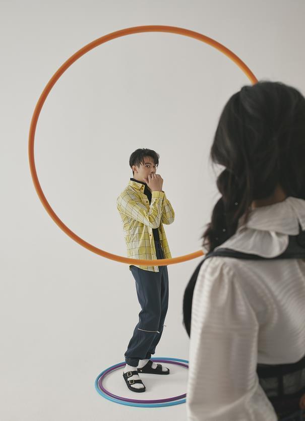 |许凯李一桐合体拍杂志,两人搞笑互动关系好,男帅女美超级养眼