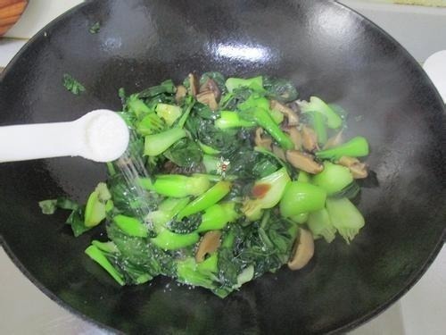 青菜|炒青菜，下锅前必须多加这1步，青菜不变黄，跟饭店一样的味道