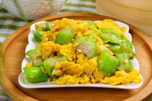 鲜嫩|炒丝瓜不要直接炒，下锅前多做2步，颜色翠绿不发黑，鲜嫩又入味