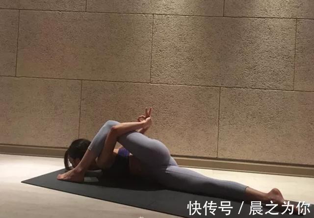 动作|瑜伽美女展示身体柔韧性,3个动作,让身体变柔软
