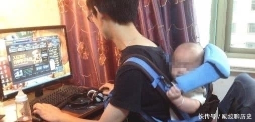 孩子|舅舅边搓麻将边带娃,宝宝蹲在背篓里加油打气,小表情太可爱