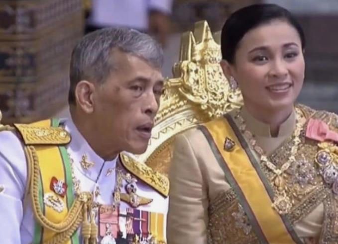 苏提达|诗妮娜跟泰王撒娇,得到2022专属新年贺卡,皇室办公室连夜赶制