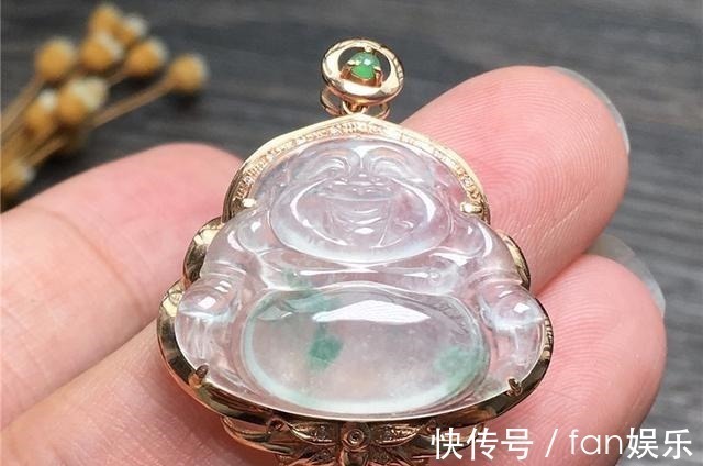 翡翠手镯&翡翠首饰种类多样,女人的一生中,应该拥有哪三种类型!