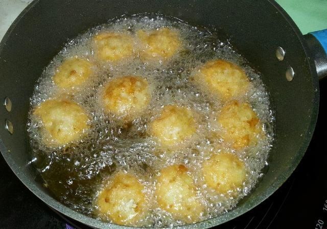 炸肉丸子,做好关键“2步”,丸子炸好酥脆美味,香味足无腥味