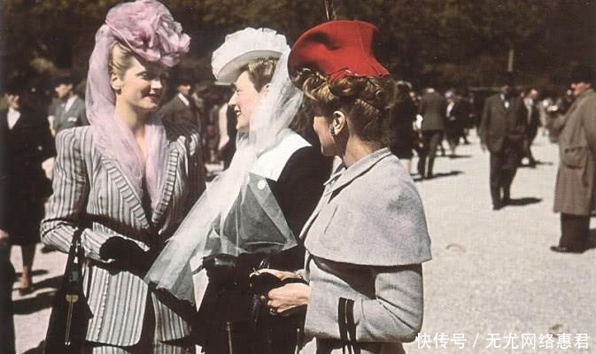 德军士兵|1941年德军占领下的巴黎：美女盛装逛街，德军看报纸也得花钱