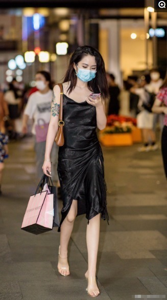 成熟女人喜欢黑色连衣裙，修身显瘦易搭配，轻松穿出精致感