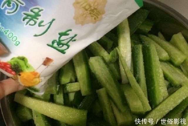 下饭|大雪后,萝卜试试这样吃,不炖不炒一滴油都不放,又香又脆超下饭