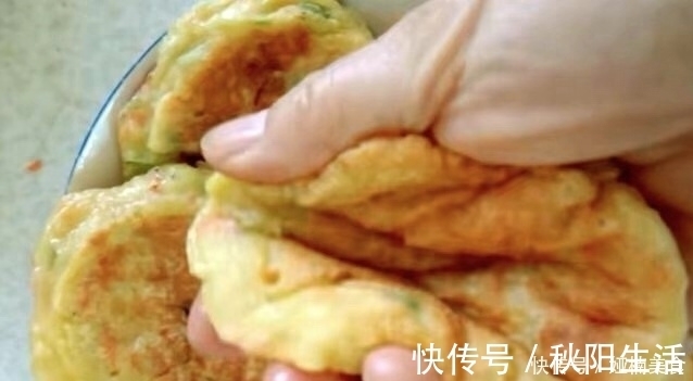 此菜2毛钱一斤，打3个鸡蛋，教你做早餐饼，咸香营养，总不够吃