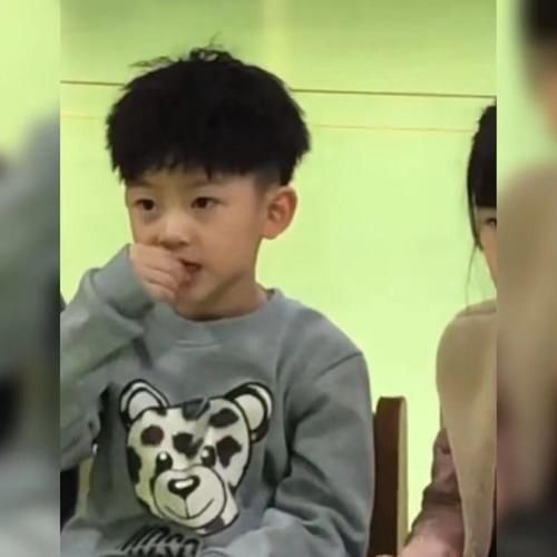 幼儿园小男孩打扮酷炫，满头锡纸烫太帅获高赞，网友：也太好看啦