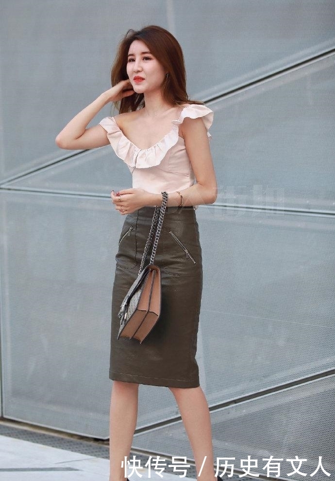 时尚|街拍:紧身裙穿搭特舒适,更好的达到拉伸腿部的效果!