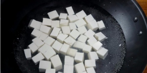 教你麻婆豆腐的家常做法,色泽红亮,豆腐嫩滑不碎,配米饭太香了