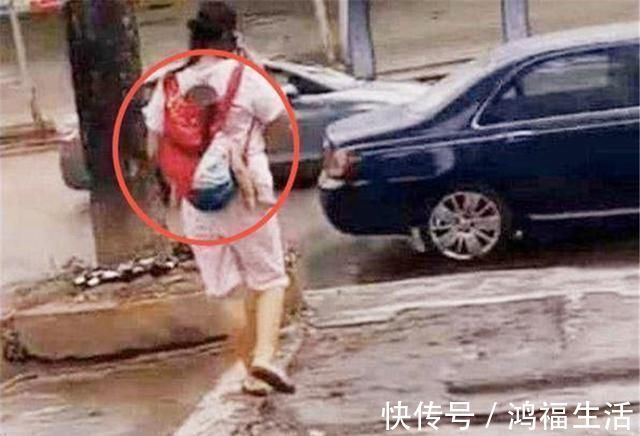 背布|宝妈背着孩子在路边打电话,看到她背上孩子后,路人吓得赶紧提醒