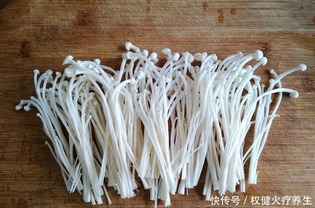 金针菇里加1个番茄,我家一周吃6次,做法简单,比吃肉还过瘾