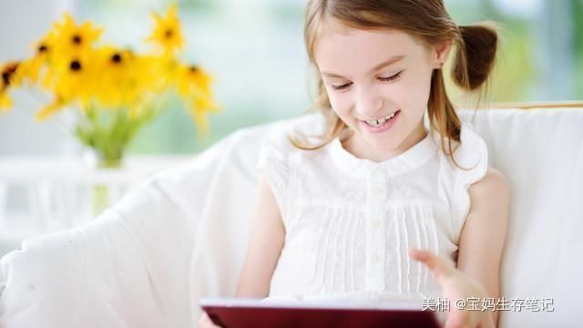 妈妈|妈妈禁止女儿看电视,女儿却趴在阳台发呆,仔细一瞧原来如此