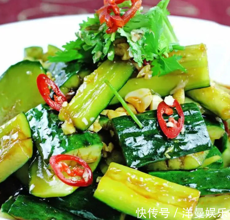 凉拌黄瓜先放盐还是后放盐?大多数人都做错了,怪不得口感不爽脆
