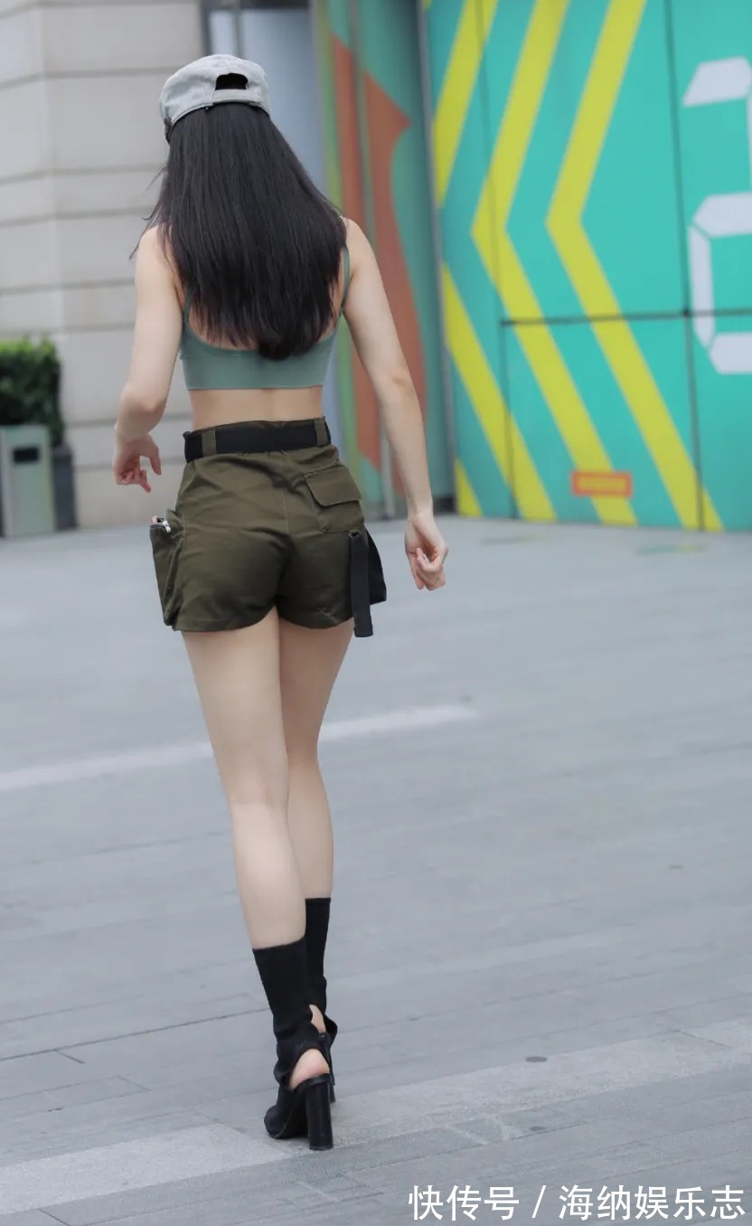 女孩 运动吊带衫搭配着短裤秀出了女孩完美的腹肌!