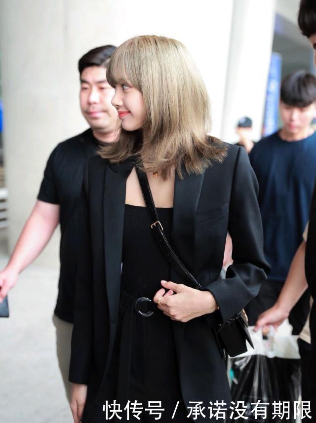 穿着黑色|lisa遭遇时尚大佬,穿黑西服变五五分,竟然火爆全场
