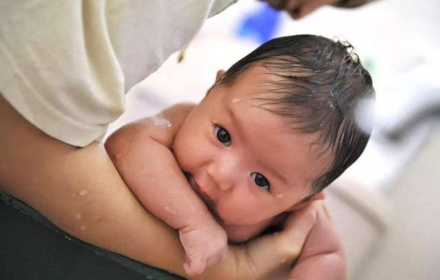 夏季|夏季每天给宝宝洗几次澡?若出现三种情况,最好不要洗,易致昏迷