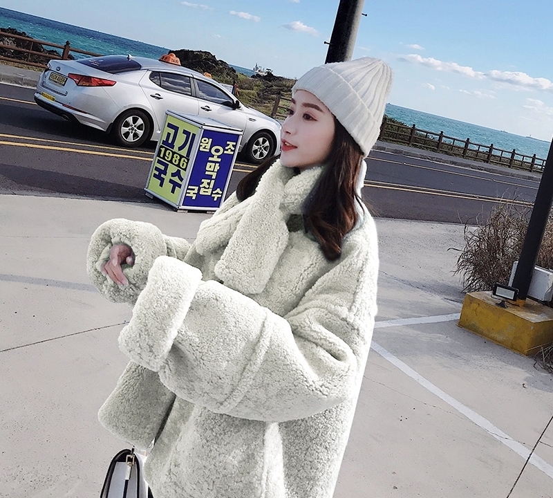 冬季新款女|羽绒服已经不流行!今冬时兴羊羔毛外套+牛仔裤,时尚减龄贼美嫩