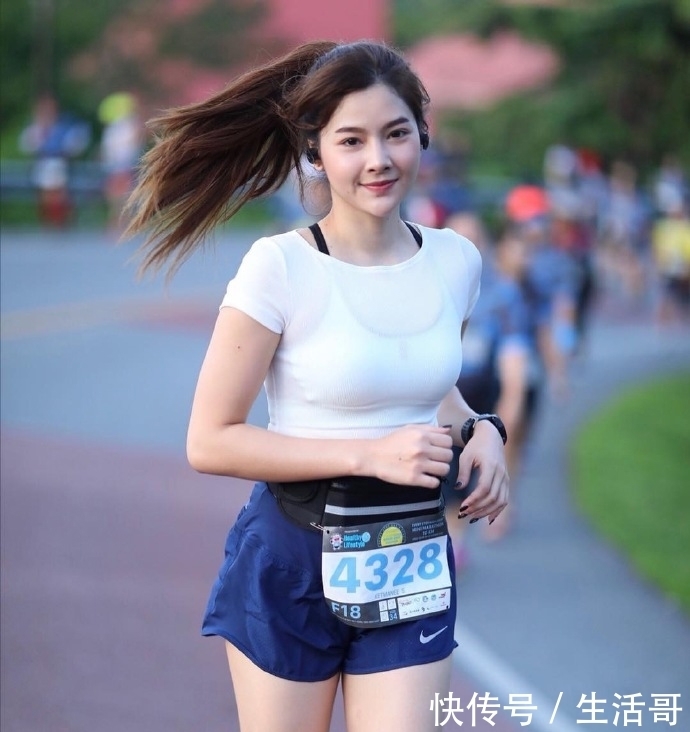 街拍;马尾辫发型怎么弄好看,时尚达人教你怎么变青春靓丽