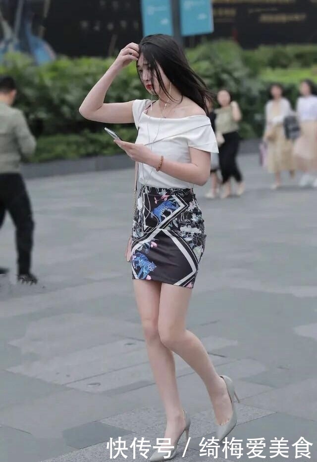 有了“A字裙”,还要什么百褶裙,这样穿时髦又修身