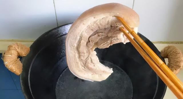 这碗香芋扣肉煲一出锅，满屋香味太馋人