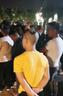 |搞笑GIF:妹子你这脸,是不是放鞭放多了