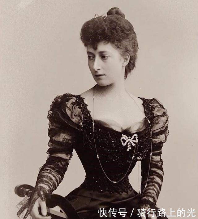 玛格丽塔 王室珠宝听说,钻石蝴蝶结胸针和珍珠更配哦