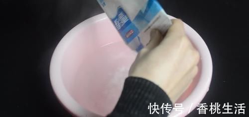 在梳子上涂抹牙膏，作用真厉害，我也是刚知道，快回家试一试