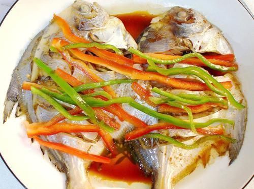 蒸鱼冷水还是开水上锅?教你正确做法,别再做错了,否则又腥又柴