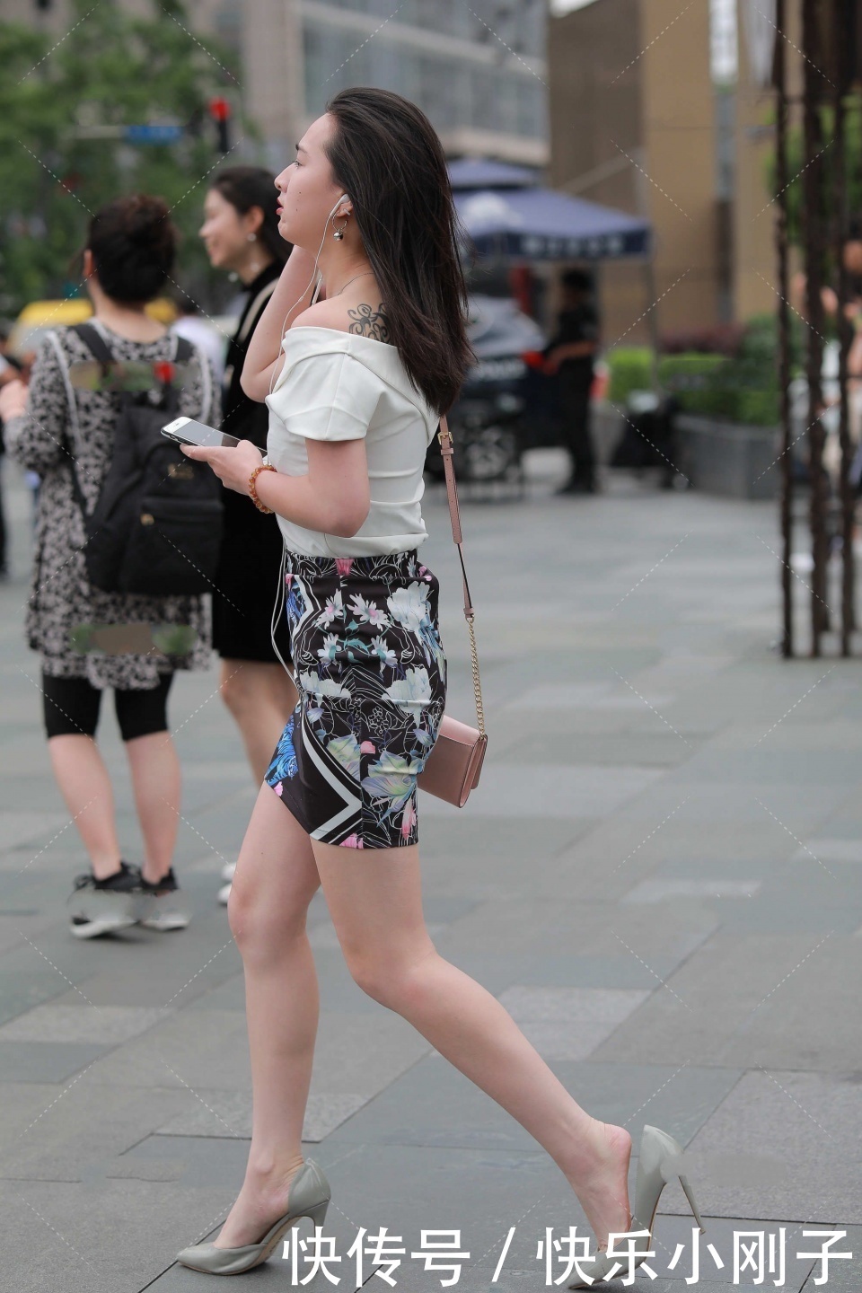 白色一字肩上衣，搭配印花一步裙，清新时尚，尽显端庄大气